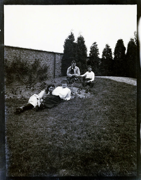 Agfa Box - Gezin liggend in de tuin