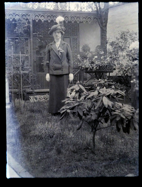 Agfa Box Vrouw poseert in de tuin