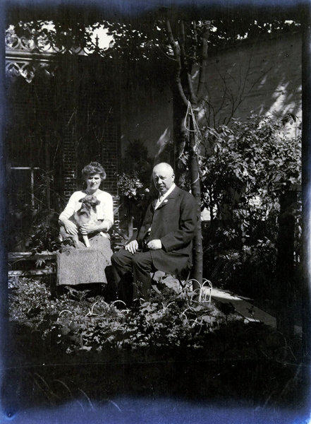 Agfa Box - Man en vrouw met hond zittend in de tuin