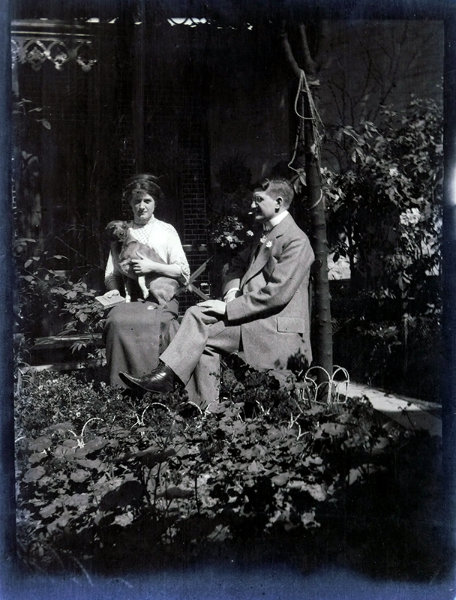 Agfa Box - Man en vrouw zittend in de tuin