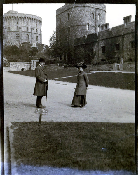 Agfa Box - Man en vrouw voor Windsor Castle