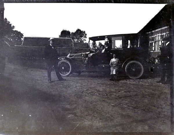 Agfa Box - Gezin poseert bij Minerva Landaulet GG