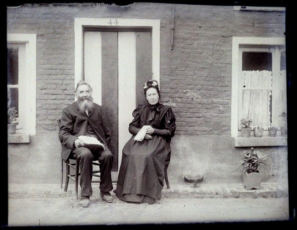 Agfa Box - man en vrouw voor huis 1910